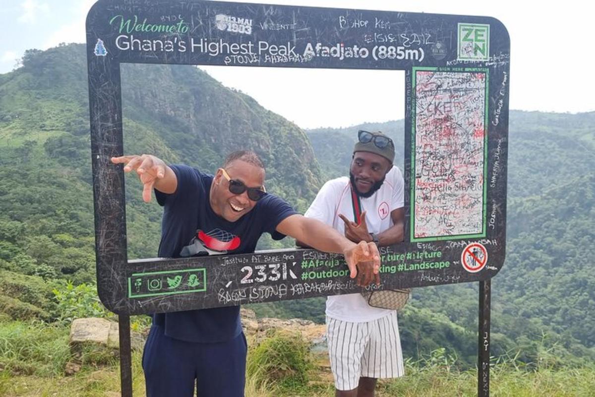 Dos hombres de pie delante de un cartel