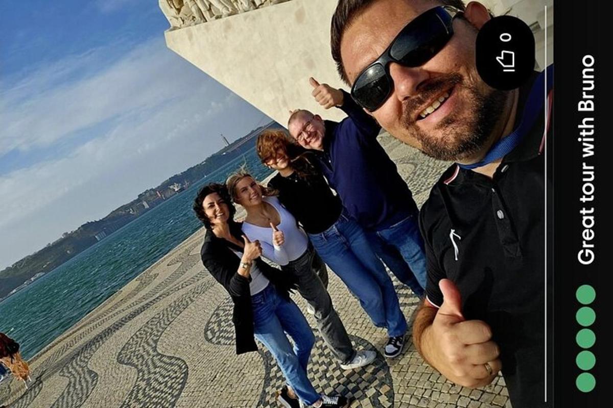 un grup de persones dempeus a la platja