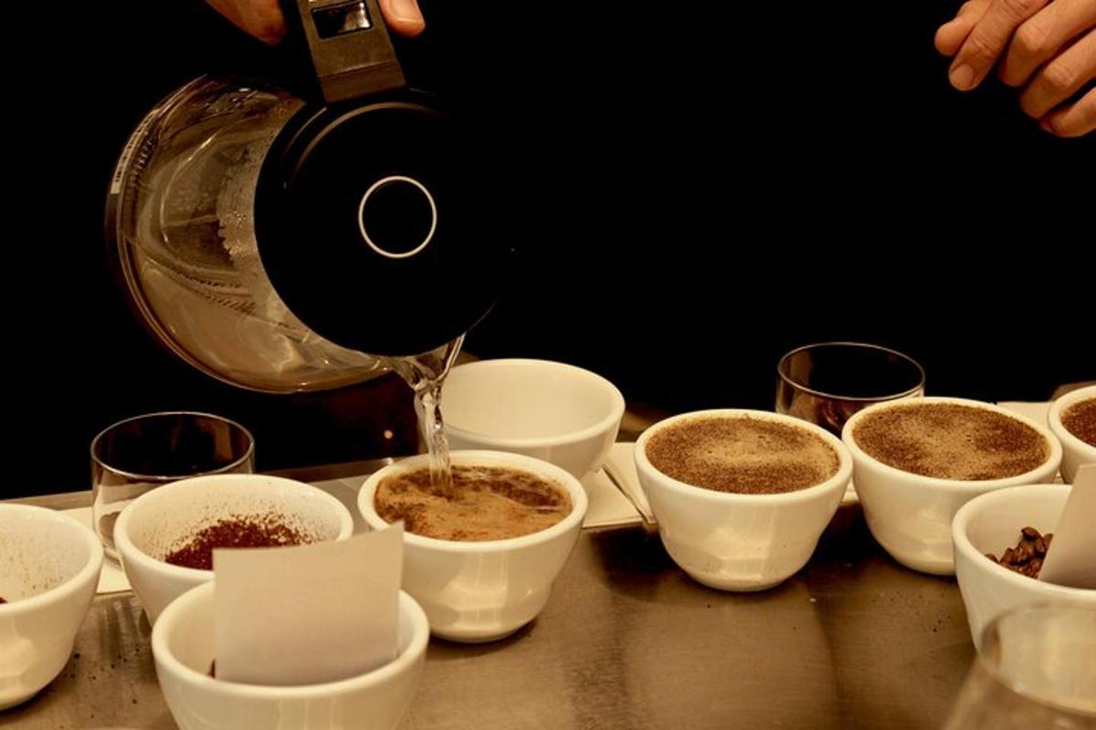 seseorang sedang menuang kopi ke dalam cawan di atas meja