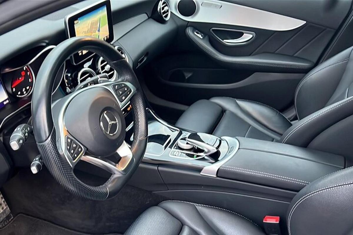 close up roda kemudi mobil acedes benz