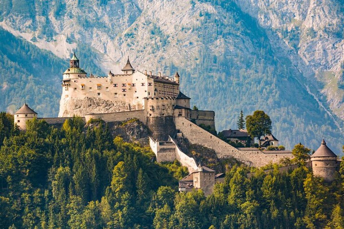 velký hrad na vrcholu hory