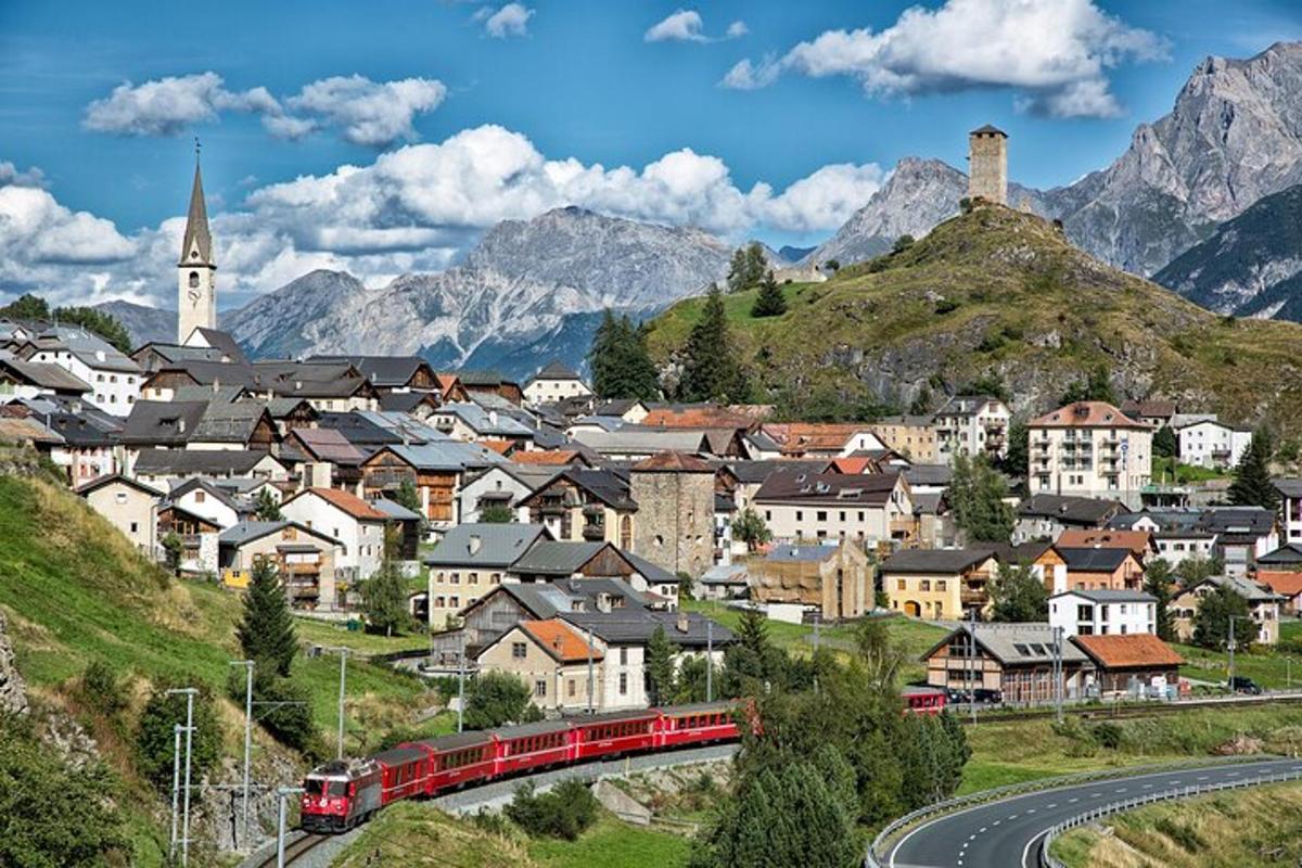 um trem viajando por uma cidade com uma montanha