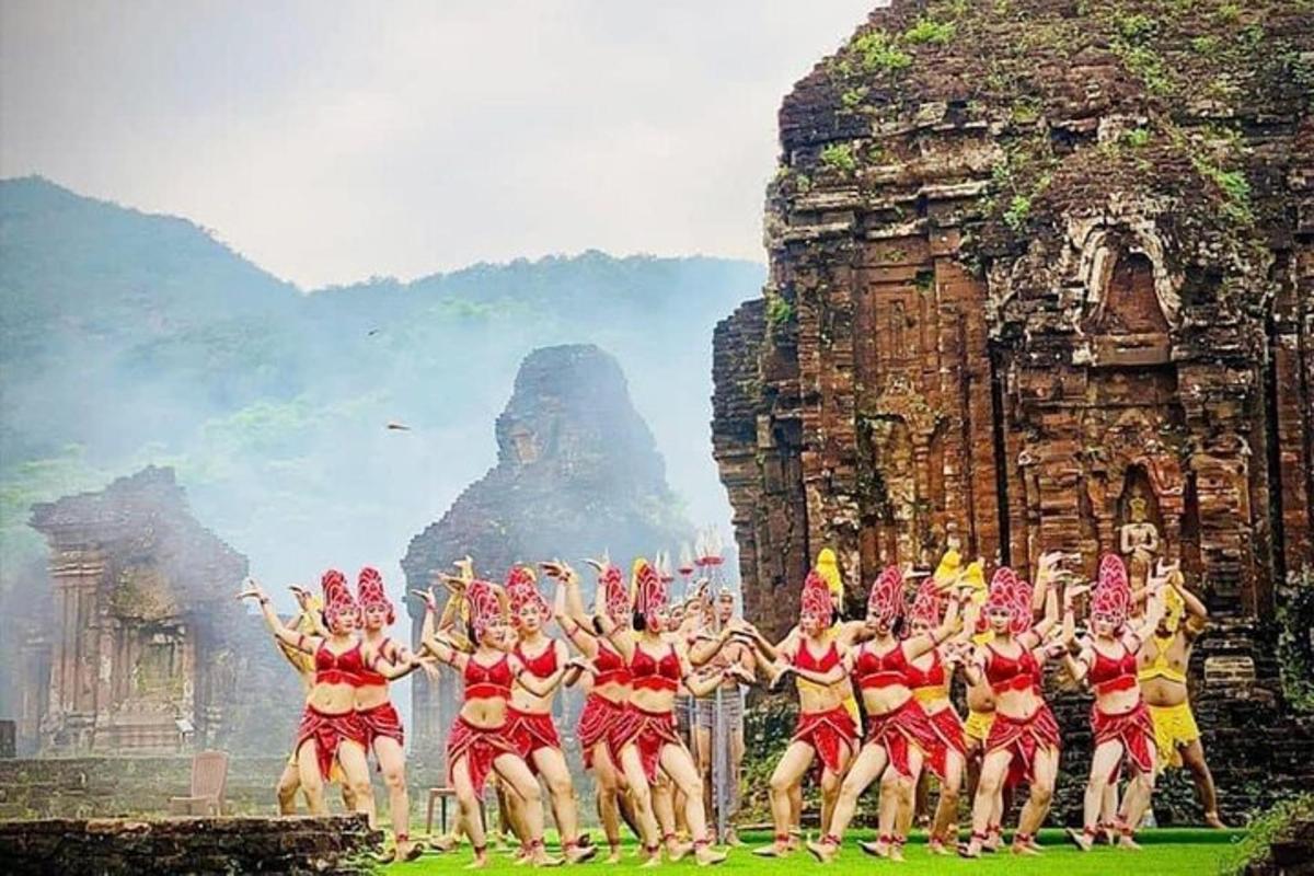 một nhóm người đứng trước một tòa nhà