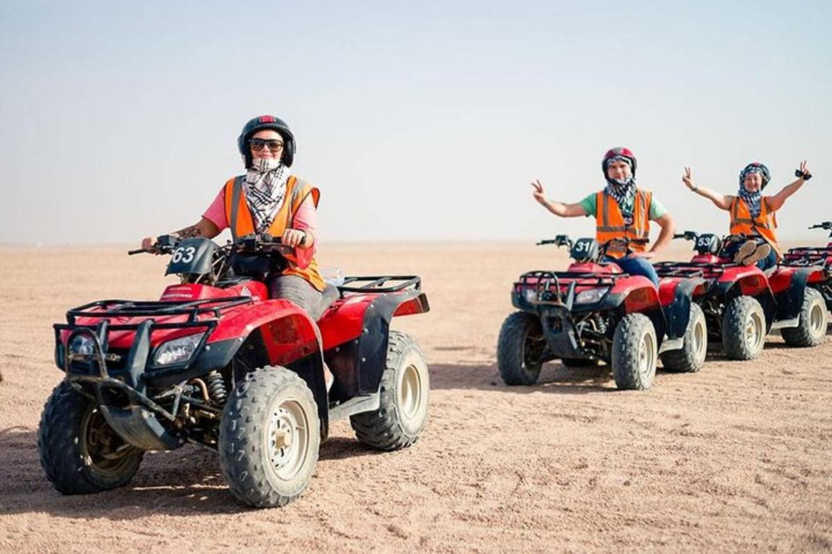 مجموعة من الأشخاص يركبون مركبات الدفع الرباعي في الصحراء