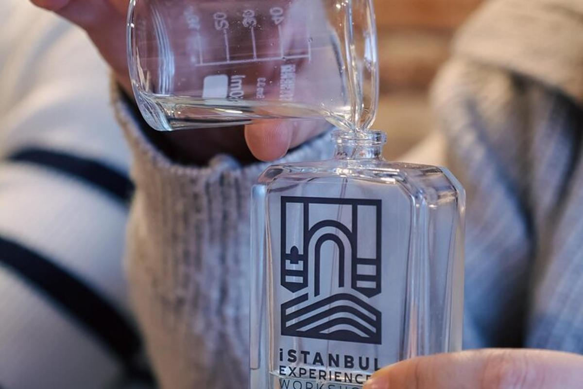 oseba, ki v roki drži kozarec vina