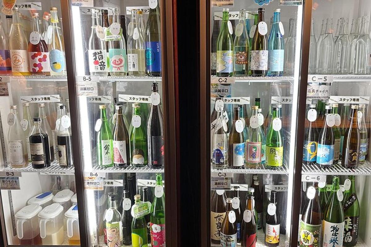 peti sejuk yang dipenuhi dengan banyak botol wain