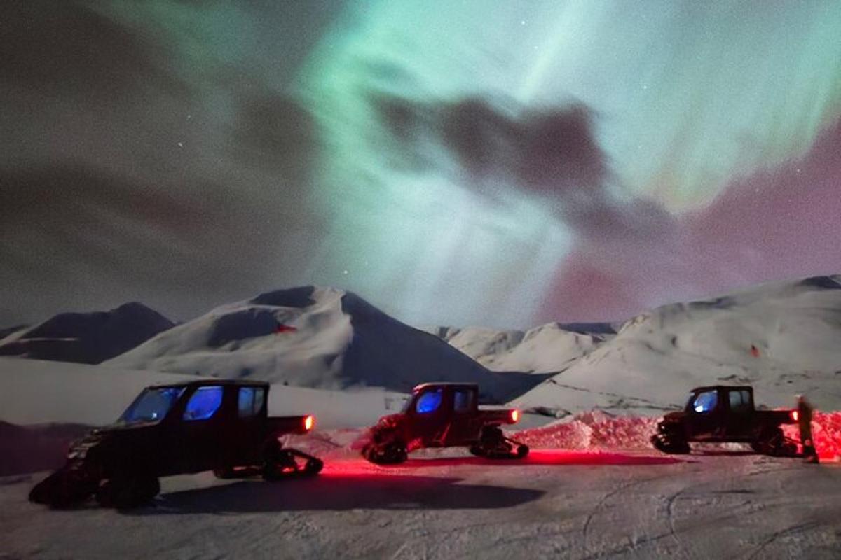 un grup de tres vehicles de neu circulant per la neu