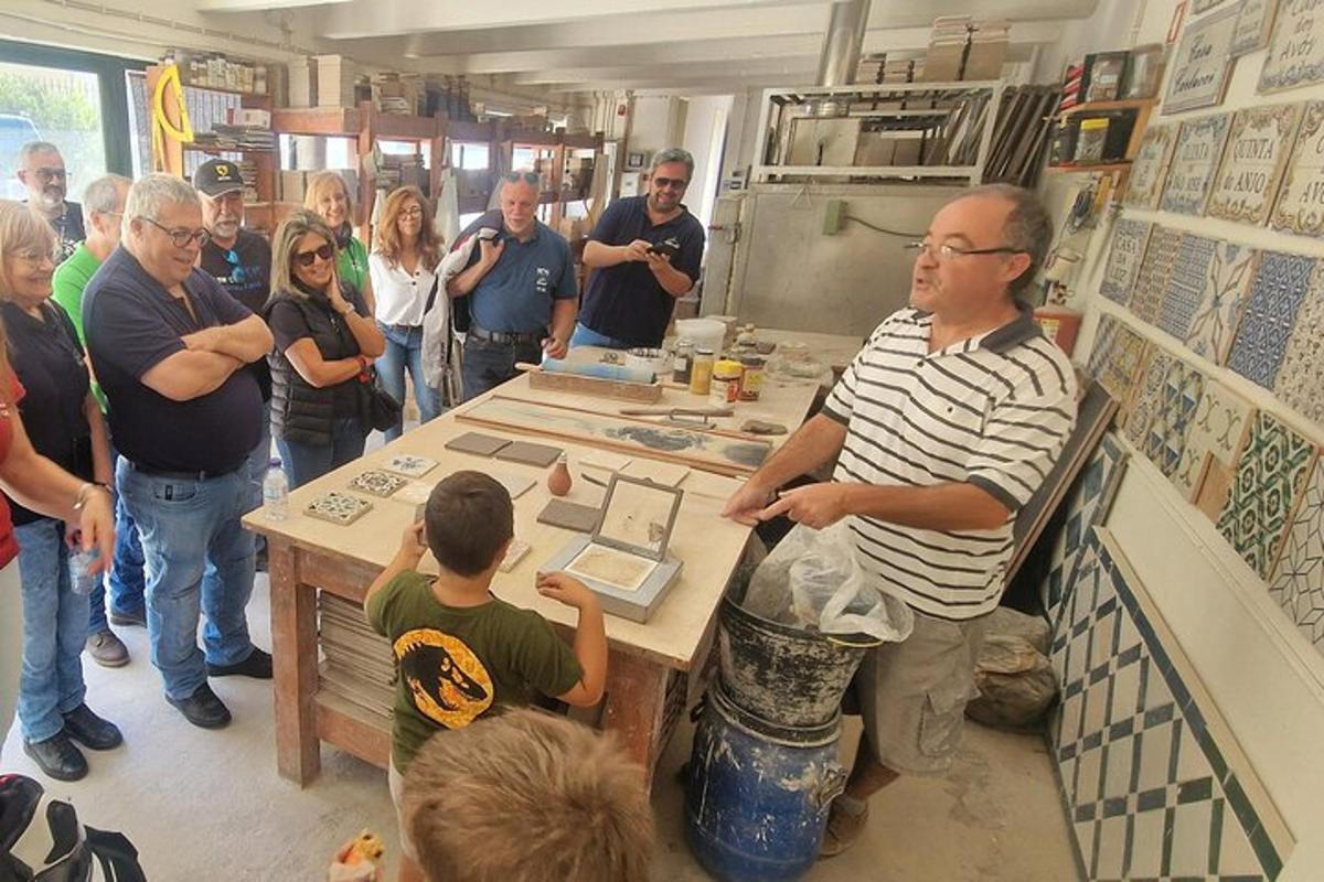 un grup de persones dretes al voltant d'una taula en una sala