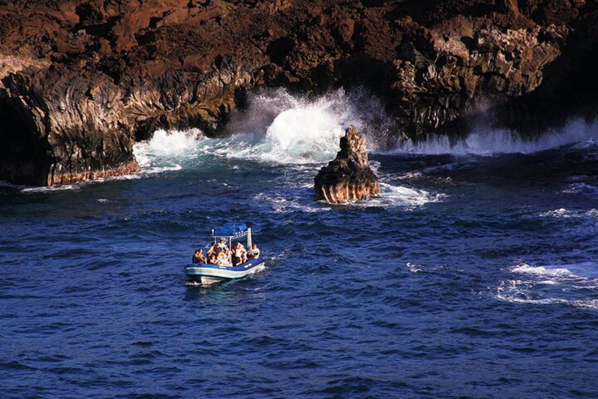 sekelompok orang di atas perahu di air dekat air terjun