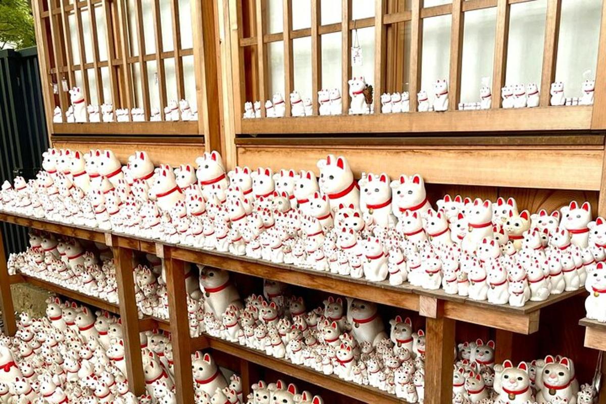 o expoziție de ceramică roșie și albă pe un raft