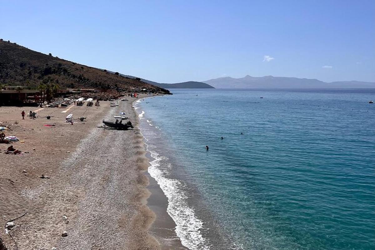 plaža s ljudima na pijesku i vodi