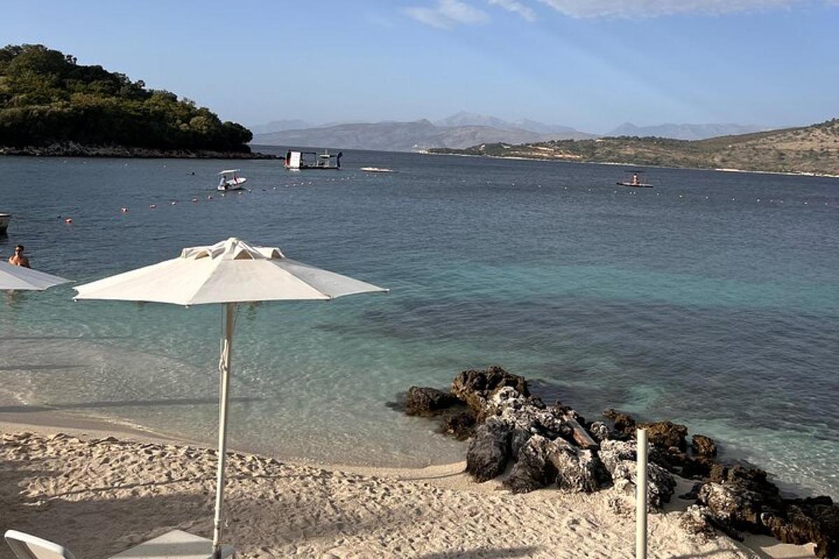 egy strand, ahol egy napernyő van a vízben