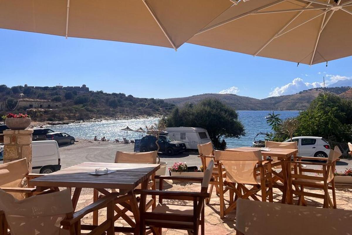 stol i stolice s pogledom na plažu