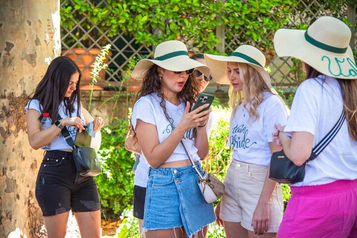 un gruppo di donne che indossano cappelli e guardano i loro cellulari