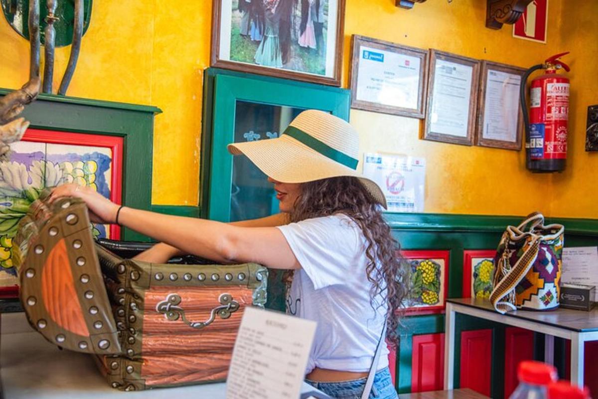 una donna che indossa un cappello da cowboy e tiene in mano una borsa