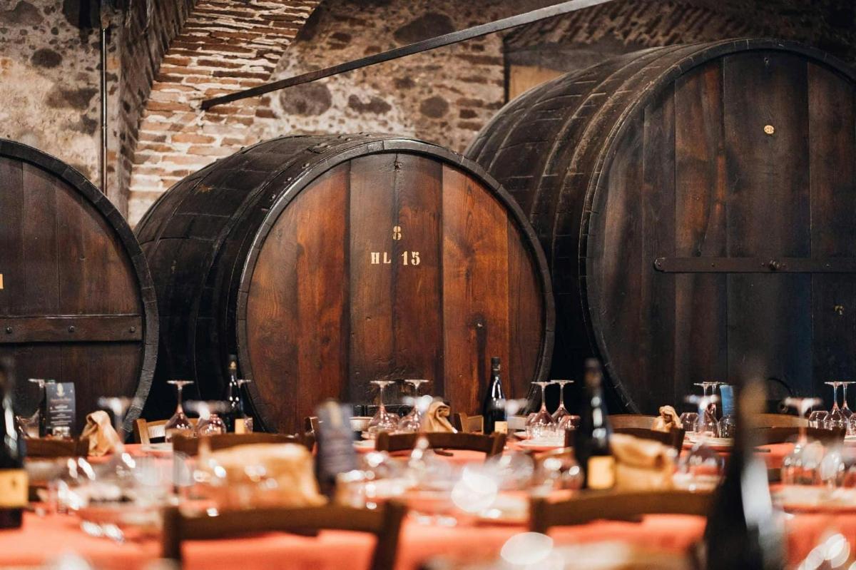un gruppo di botti di vino in una cantina