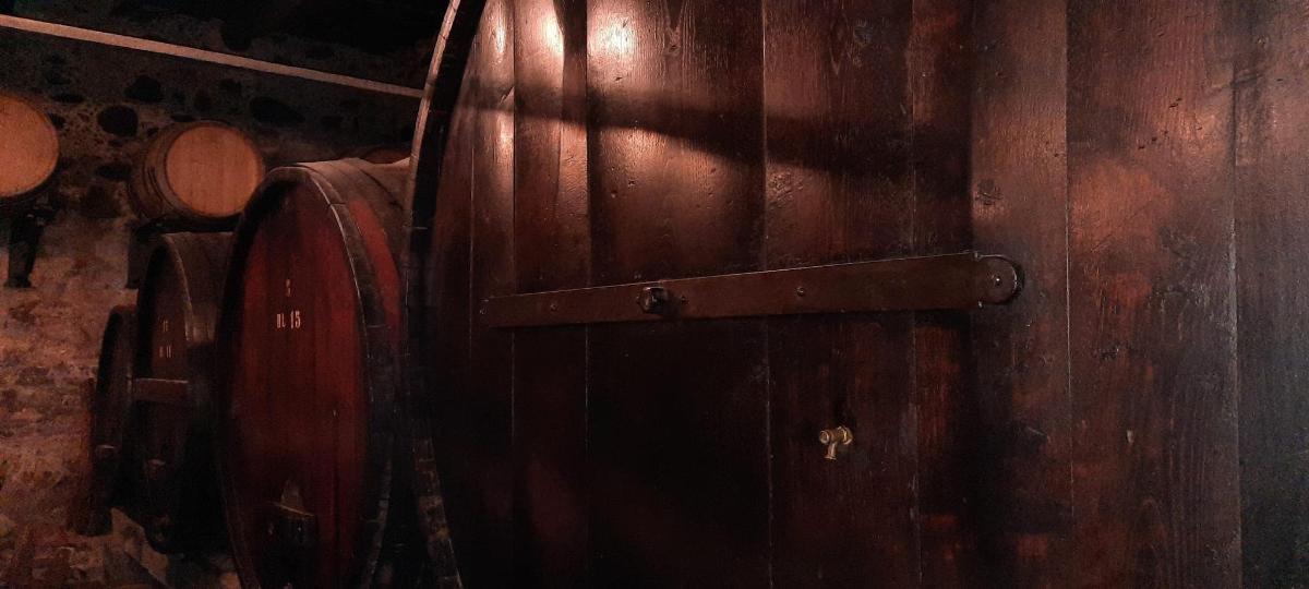 una porta di legno in una stanza con una botte