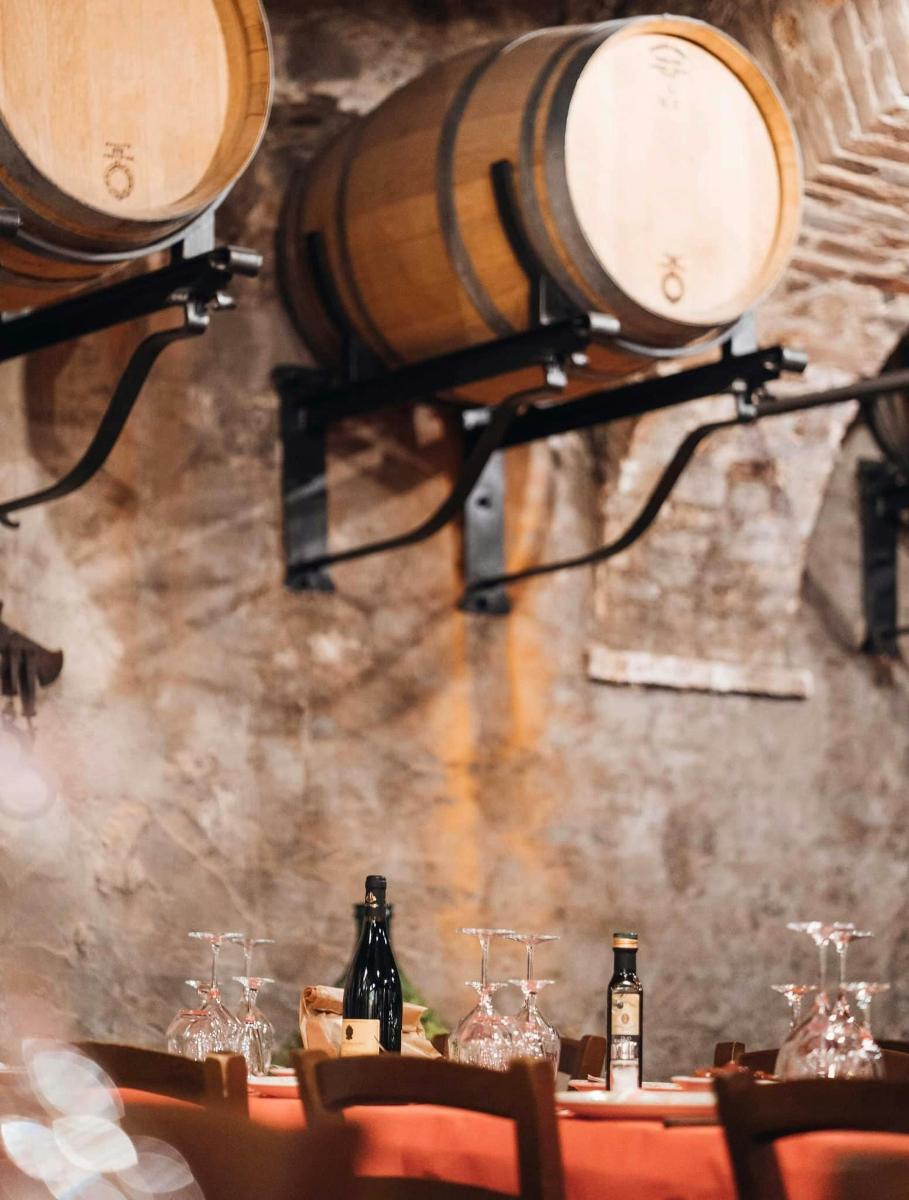 un tavolo con bottiglie di vino e bicchieri sopra