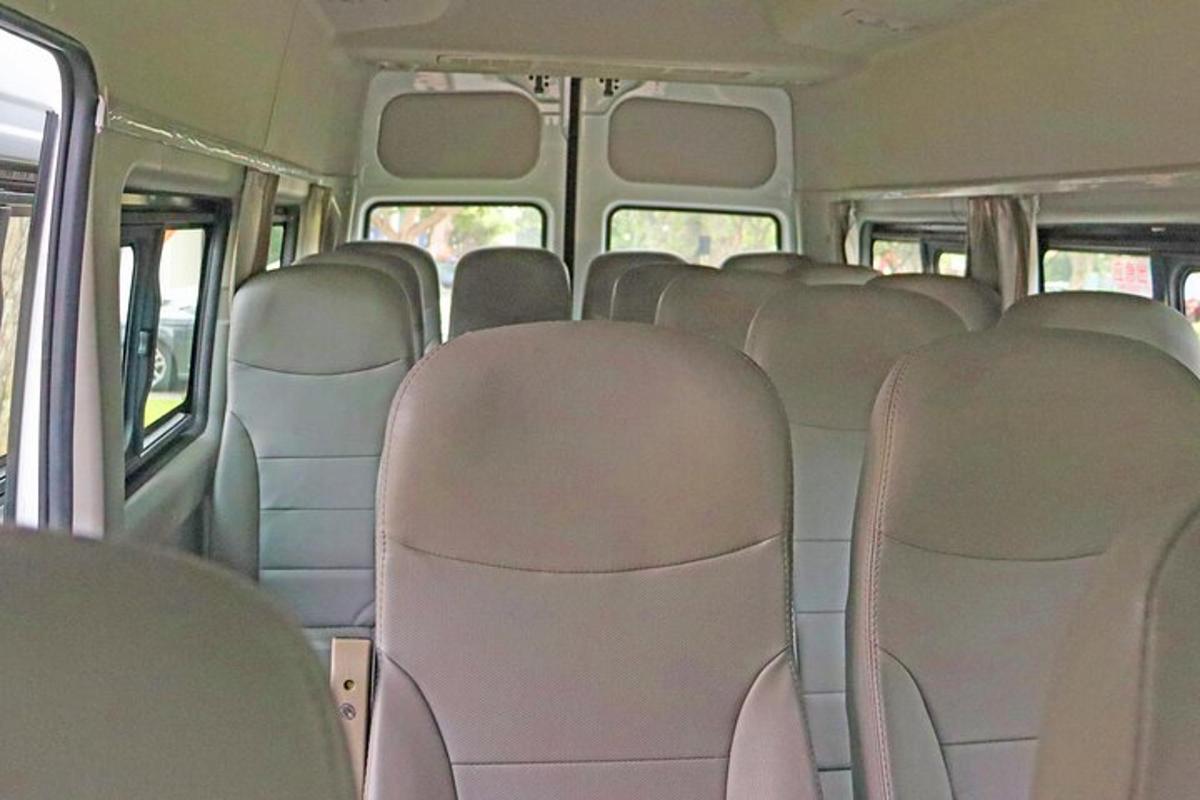 una vista interna di un autobus con posti vuoti