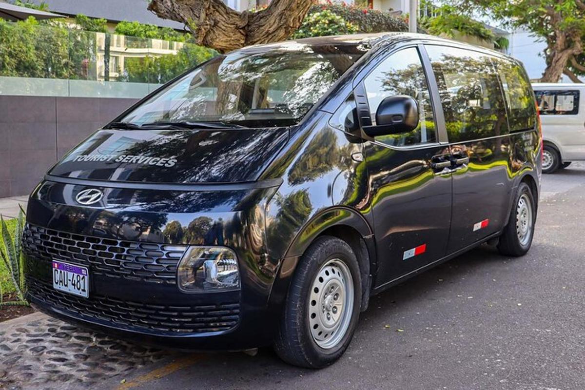 una piccola macchina nera parcheggiata sul ciglio di una strada
