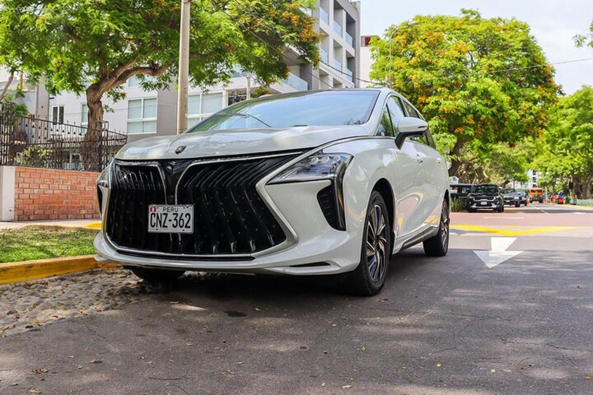 una lexusuana bianca parcheggiata in un parcheggio