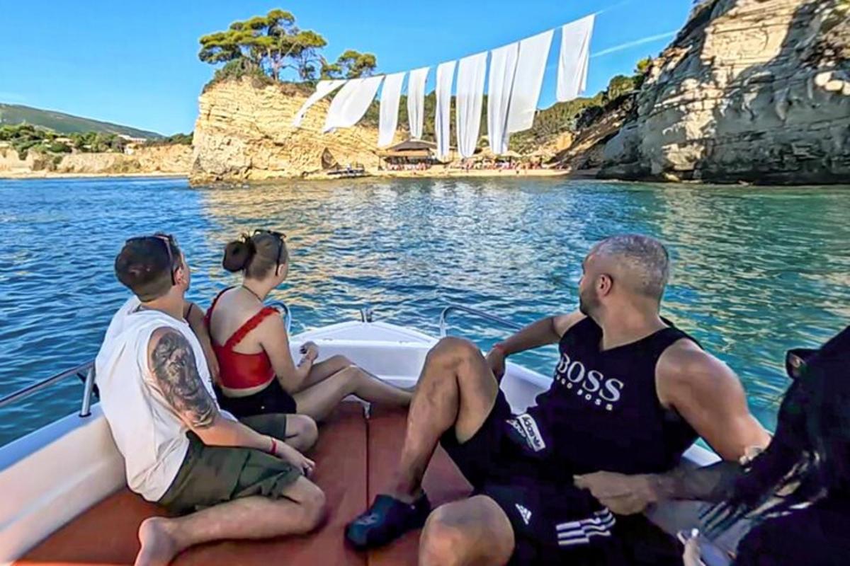 μια ομάδα ανθρώπων που κάθονται σε μια βάρκα στο νερό