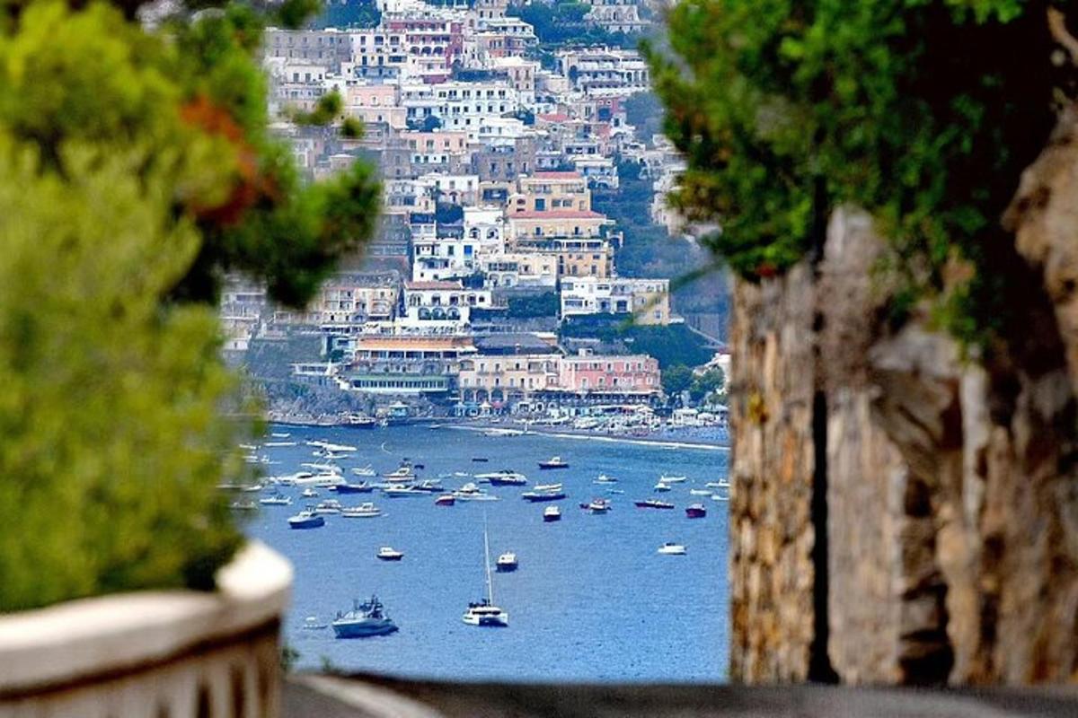 μια θέα ενός λιμανιού με βάρκες στο νερό