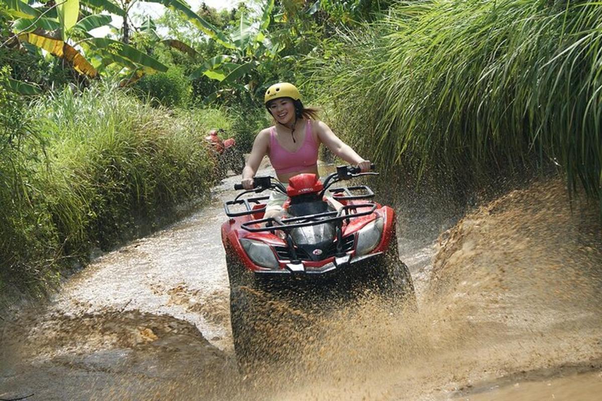 uma mulher pilotando um quadriciclo por uma estrada de terra