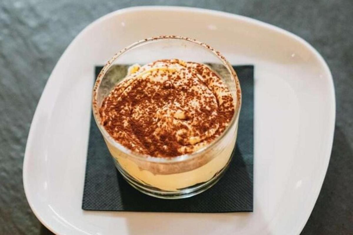 un dessert su un piatto su un piatto bianco