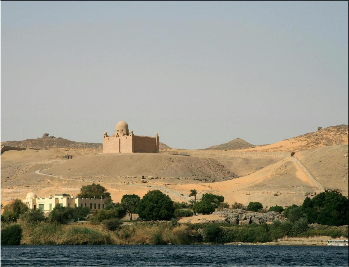 una mesquita al cim d'un turó al costat d'una massa d'aigua