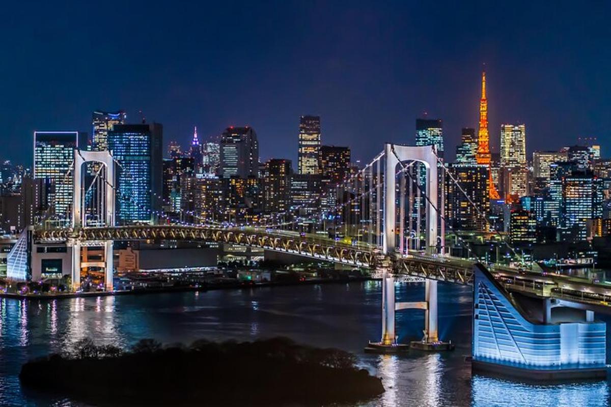 eine Brücke über einen Fluss mit einer Stadt bei Nacht