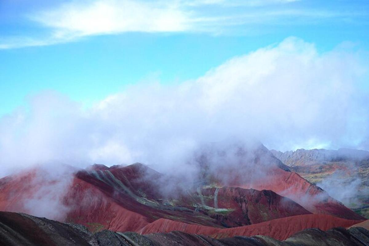 una vista de una montaña en las nubes