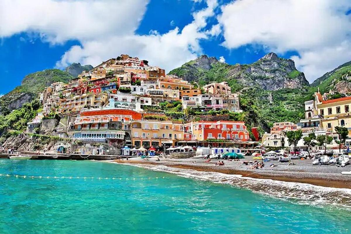 grad na planini s plažom i vodom