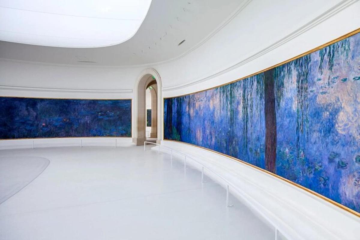 en gang i et kunstgalleri med blå vægge