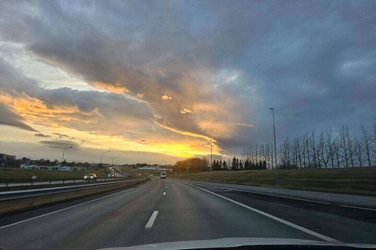 útsýni frá framrúðu bíls af þjóðvegi