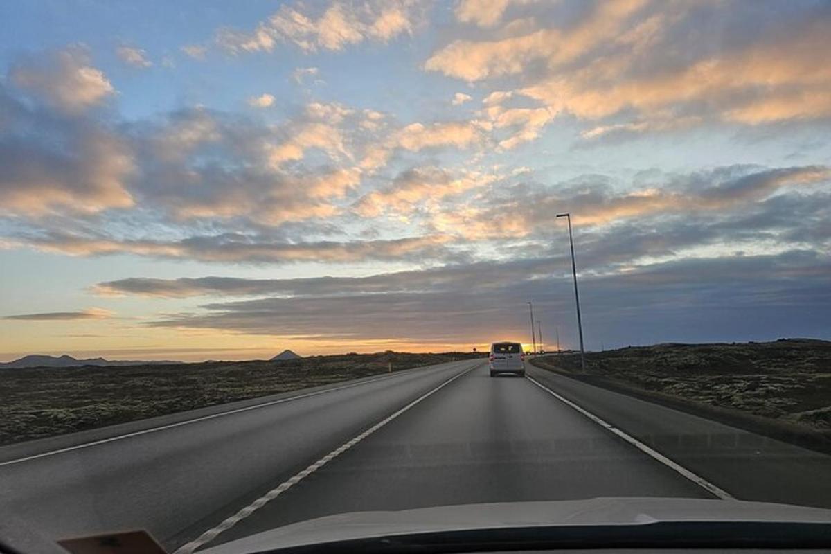 vörubíll ekur eftir langri vegi í eyðimörkinni