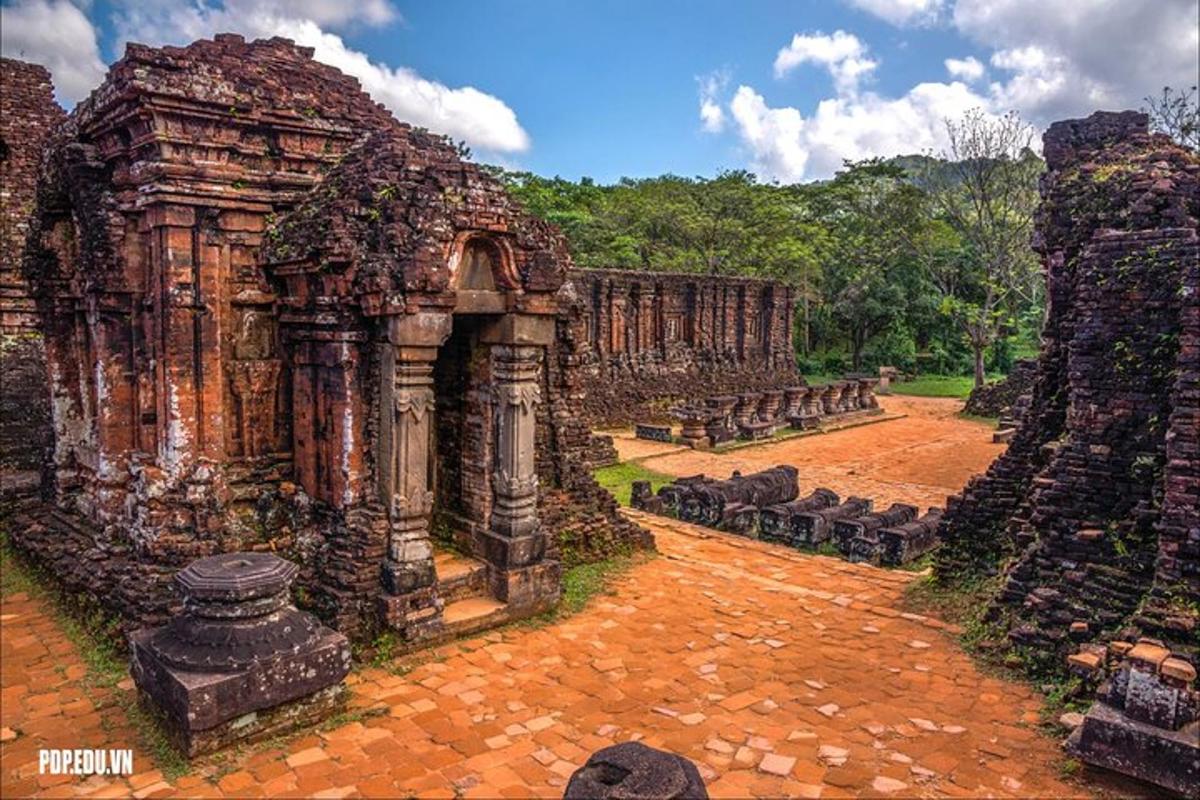 stará kamenná budova s hromadou ruin