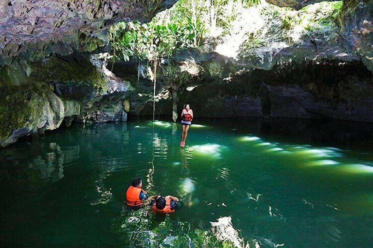 due persone in acqua in una grotta