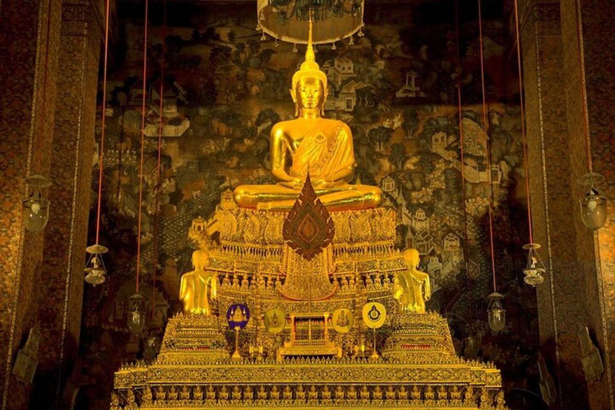 Una gran estatua dorada de un Buda en una habitación.