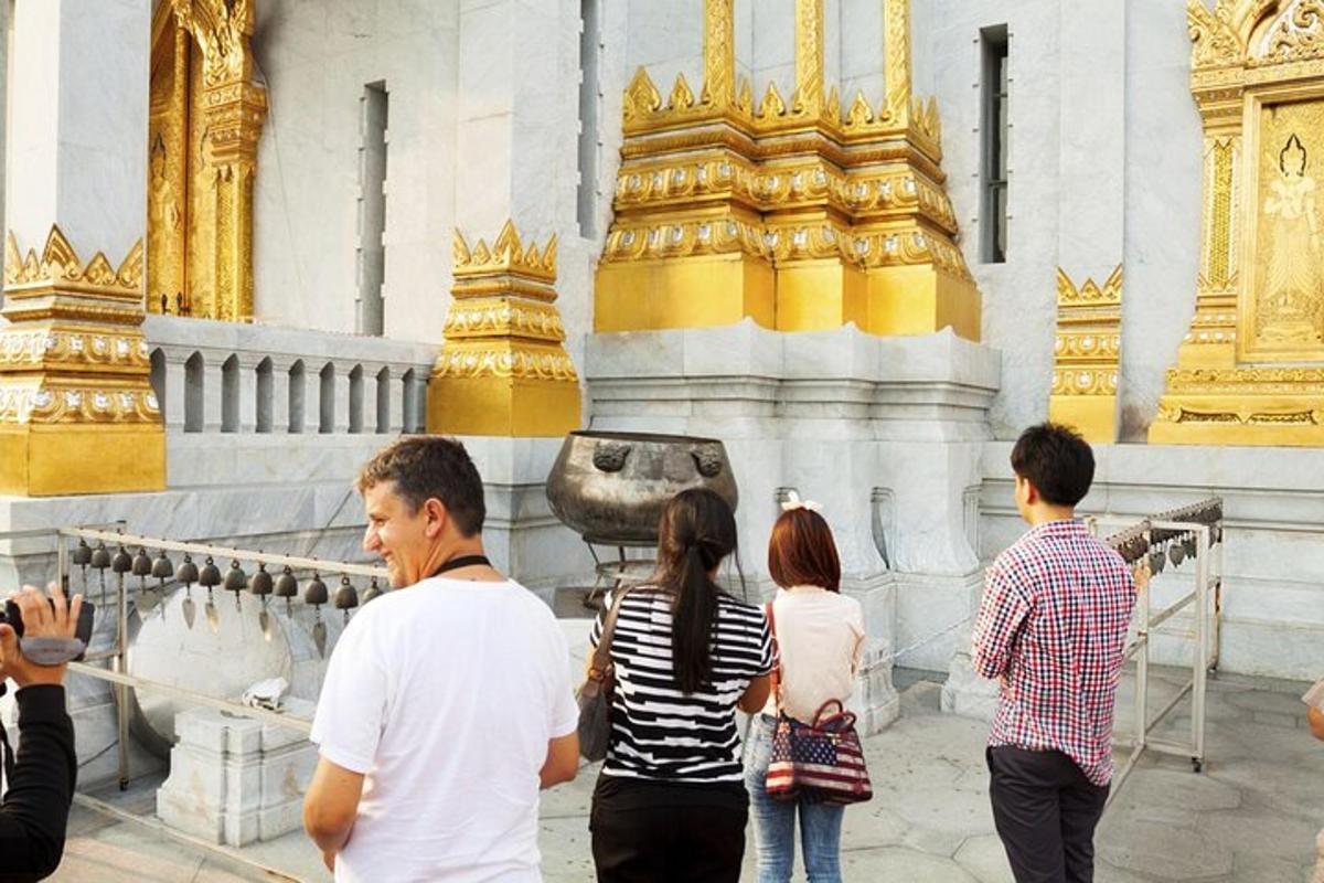 Un grupo de personas de pie frente a un templo.