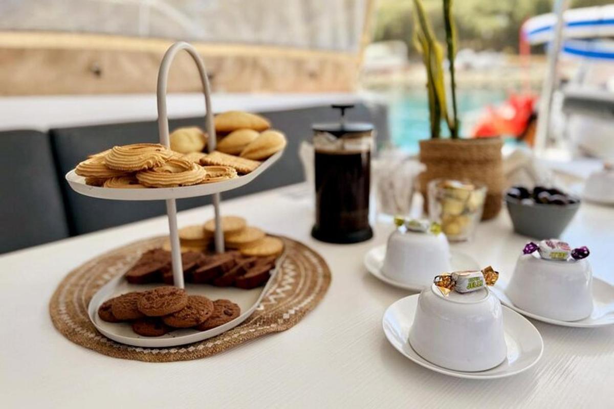 uma mesa com uma bandeja de doces e biscoitos