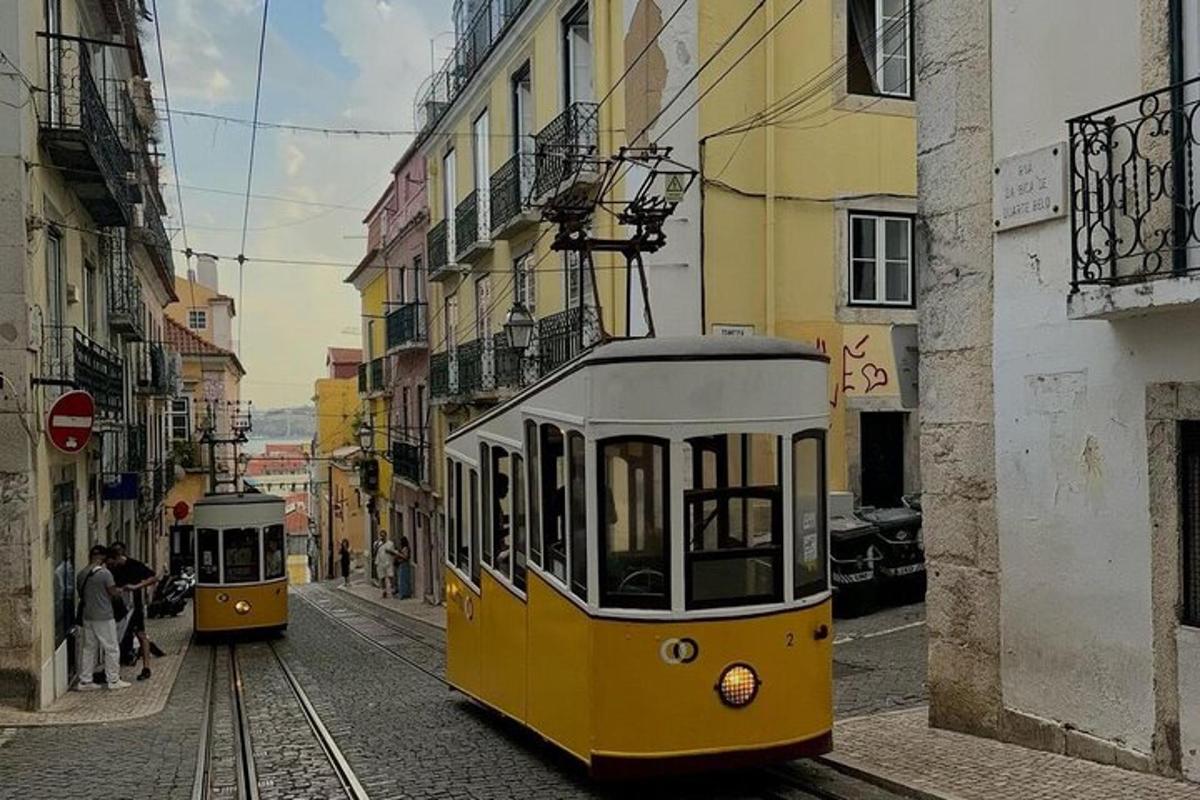 žlutá tramvaj jedoucí po ulici s budovami