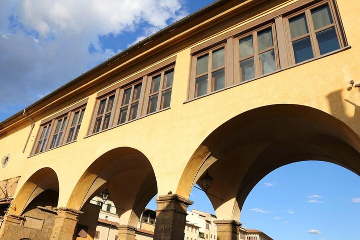 un edifici amb arcs als costats