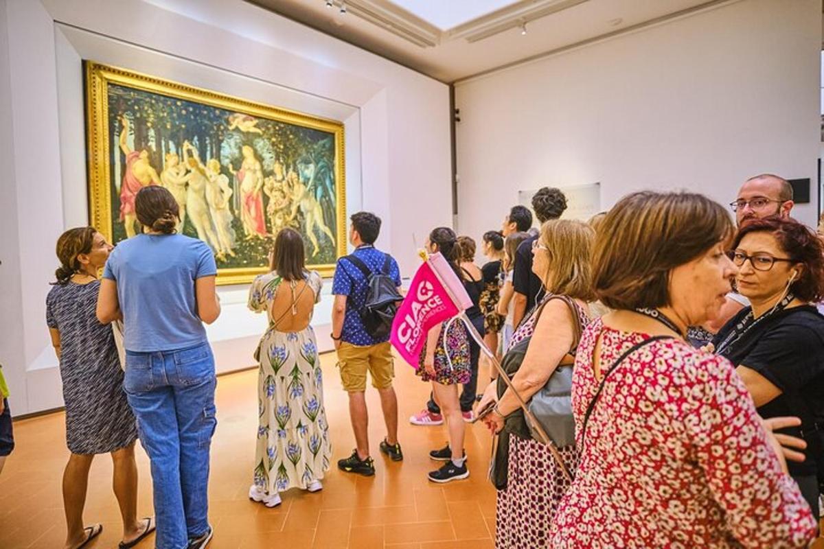 una multitud de gent mirant un quadre en un museu