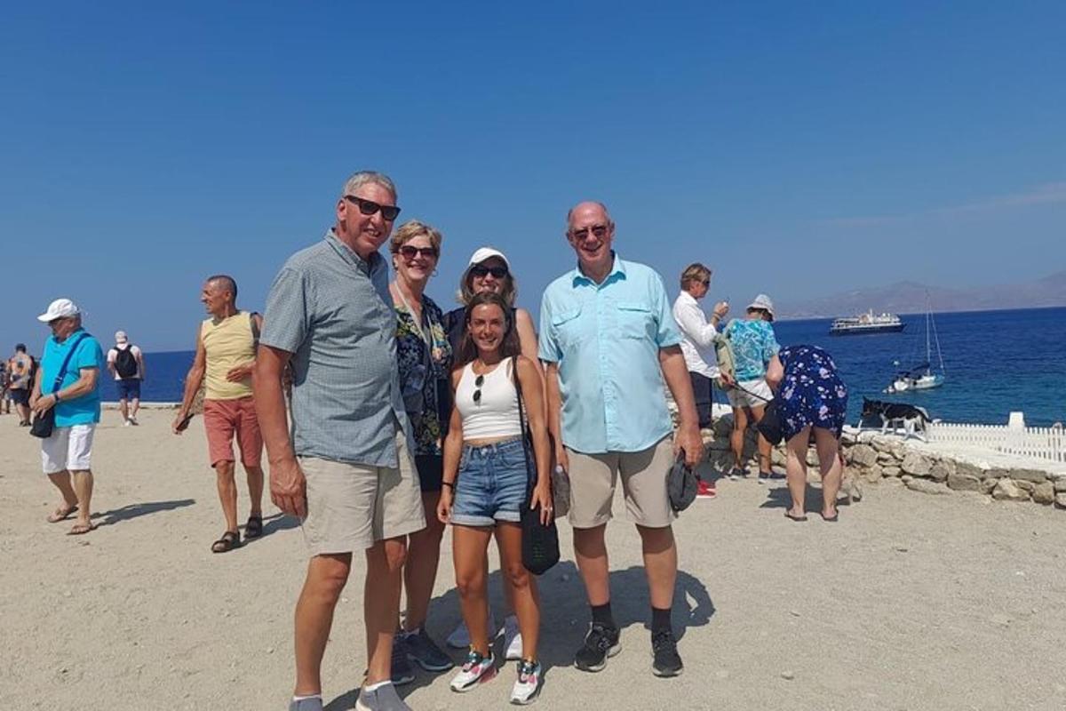 un grup de persones dempeus a la platja