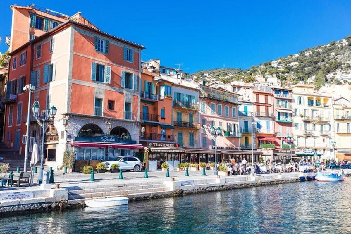 un gruppo di edifici vicino a uno specchio d'acqua