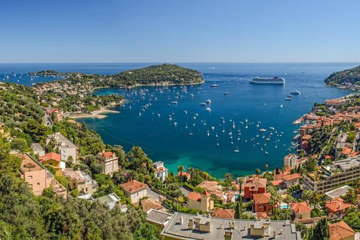 una vista d'una badia amb vaixells a l'aigua