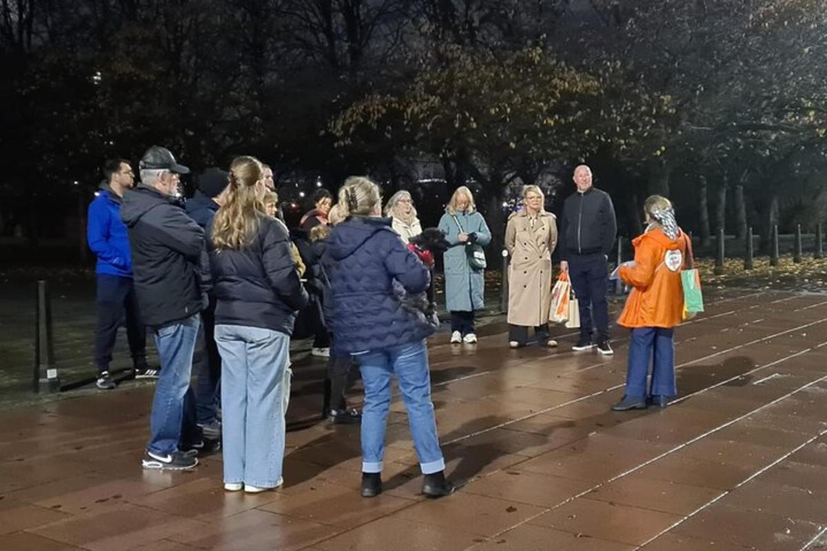 μια ομάδα ανθρώπων που στέκονται τριγύρω σε ένα πάρκο