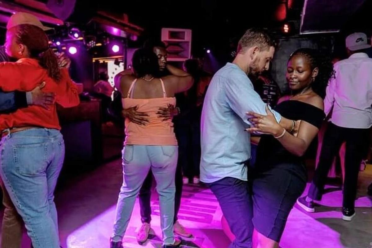 un grupo de personas bailando en la pista de baile