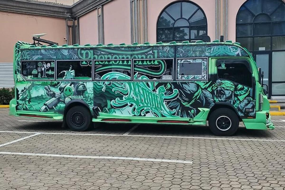 roheline buss on pargitud parklasse